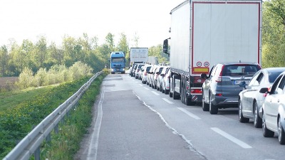 VOZAČI OPREZ : Mokri kolovoz i magla na Sremskoj Rači, kamioni čekaju 4 sata