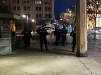 Policija opkolila zgradu RIK-a (VIDEO)