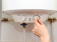 Svi grešimo sa bojlerom kad ustanemo: Isključite ga u ovo vreme ako želite MANJI RAČUNA ZA STRUJU 