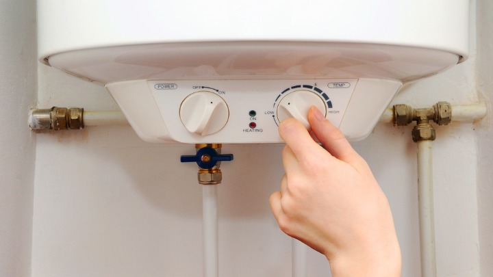 Svi grešimo sa bojlerom kad ustanemo: Isključite ga u ovo vreme ako želite MANJI RAČUNA ZA STRUJU 