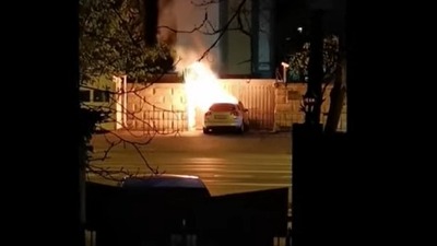 Autom u ogradu ruske ambasade, vozač izgoreo (VIDEO)