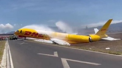 Avion se prepolovio prilikom sletanja u Kostariki (FOTO, VIDEO)