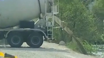 JEZIVO Sipaju ostatke cementa direktno u reku (VIDEO)
