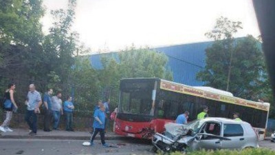 Sudarili se auto i autobus na Voždovcu (FOTO)