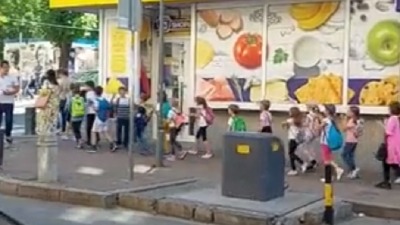 Mališani idu ulicom i pevaju "Biti zdrava" (VIDEO)
