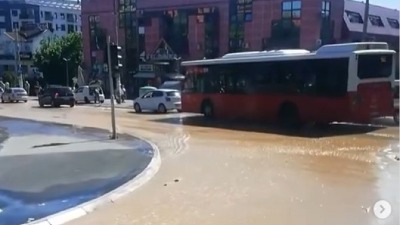 Poplava na Banjici, pešaci ne mogu da pređu ulicu (VIDEO)