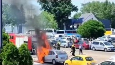 Požar na Sajmu, izgoreo parkirani automobil (VIDEO)