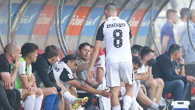 Igrači Partizana napustili ceremoniju dodele pehara, "delije" ih gađale