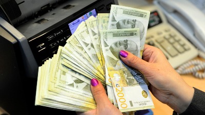 Roditeljima osnovaca i srednjoškolaca 20.000 dinara pomoći