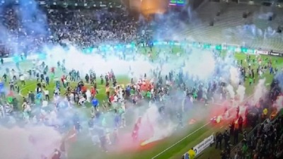 Kataklizma: Igrači spašavali živu glavu od huligana (VIDEO) Kataklizma: Igrači spašavali živu glavu od huligana (VIDEO)