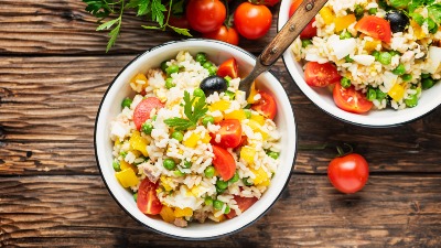 Obrok salata sa kuvanim jajima i kukuruzom