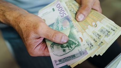 Polovina zaposlenih u Srbiji zarađuje do 56.000 dinara