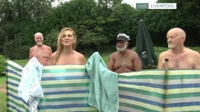 Prilog s nudistima: Gola i reporterka (VIDEO)