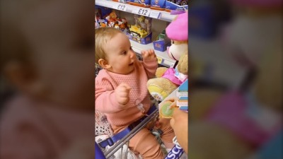 Beba se trese od uzbuđenja zbog nove igračke (VIDEO)