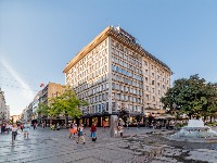 MREŽE GORE Devojka usred Knez Mihailove šeta dečka na POVOCU (FOTO)