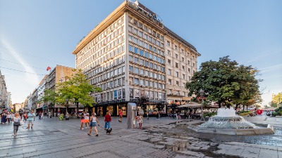 MREŽE GORE Devojka usred Knez Mihailove šeta dečka na POVOCU (FOTO)