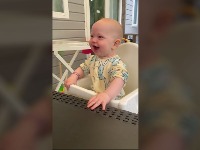 "JAO, JAO, JAOO": Beba obožava jagode (VIDEO)