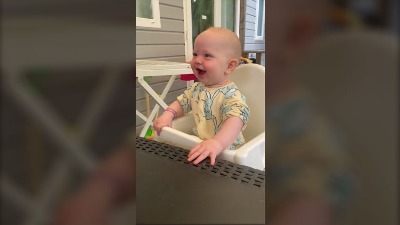 "JAO, JAO, JAOO": Beba obožava jagode (VIDEO)