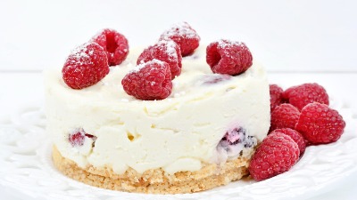 Brza torta s pudingom od vanile i malinom