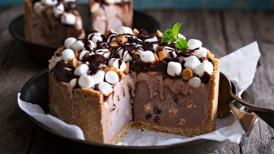 Snikers sladoled torta: Osveženje za 10 minuta