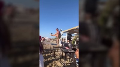 Đuskao na stolu na plaži, pa se prosuo (VIDEO)