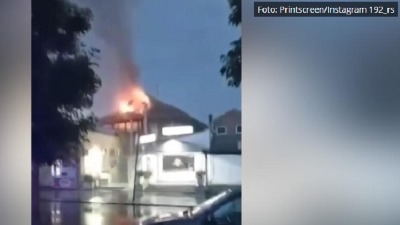 Jeza u Mladenovcu: Udar groma, dim, vatrogasci... (VIDEO)