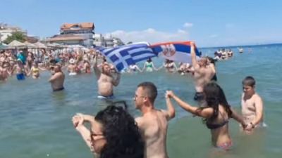 Palma na aparatima: Srbi u Paraliji raspleli kolo u moru (VIDEO)