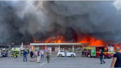 Tržni centar u plamenu, poginulo 10 osoba: Prvi snimci iz Ukrajine (VIDEO)