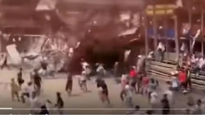 Snimak kada se srušila tribina stadiona (VIDEO)