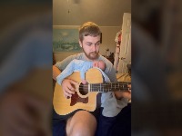 Beba spava na gitari dok tata tiho svira (VIDEO)
