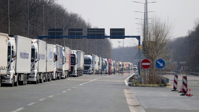 Na graničnim prelazima teretna vozila čekaju i do sedam sati: Najveća gužva na Batrovcima