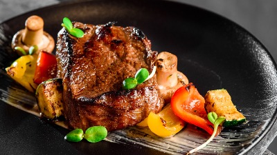 Kuvar otkrio zašto je u restoranima meso uvek sočno i mekano - tajna je u jednom sastojku 
