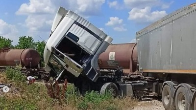 Voz prepolovio kamion u Kostolcu (FOTO)