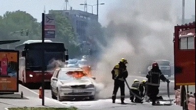Zapalio se auto na Tošinom bunaru (VIDEO)