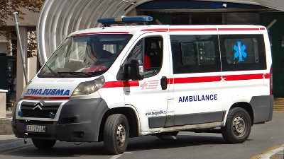 Sudar auta i motora na Senjaku: Motociklista teško povređen