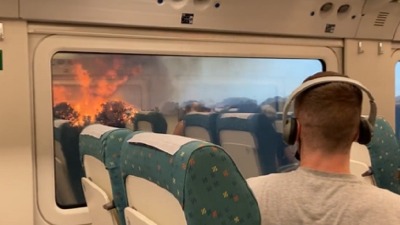Putnici iz voza se našli u sred požara (VIDEO)
