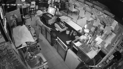 Snimak krađe u kafiću u Novom Sadu (VIDEO)