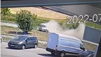 Auto završio na krovu, u njemu bila i deca (VIDEO)