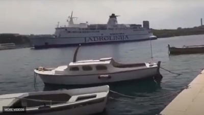Brod u Splitu sa 40 putnika udario u obalu i potonuo