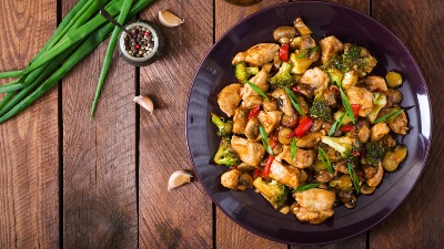 Piletina sa pečurkama i povrćem: Sočna i ukusna