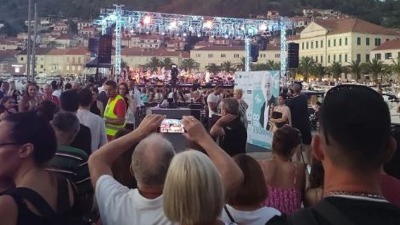 Hiljade ljudi pevalo u čast Oliveru u Veloj Luci (FOTO, VIDEO)