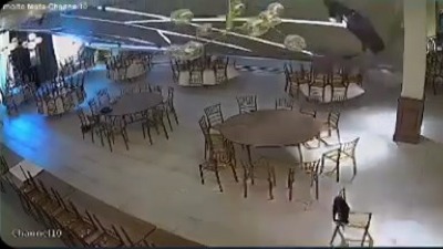 Obrušio se plafon u hotelu, radnici bežali (VIDEO)