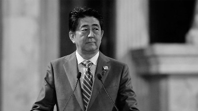 Preminuo bivši premijer Japana posle atentata Preminuo bivši premijer Japana posle atentata