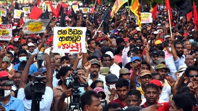 Premijer Šri Lanke podnosi ostavku, predsednik pobegao