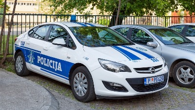 Policajac naterao devojku da uđe u auto, pa je dodirivao