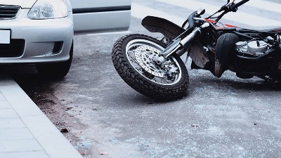 Oboren vozač motora, bore mu se za život