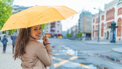 Zašto se veruje da otvaranje kišobrana u zatvorenom donosi nesreću?