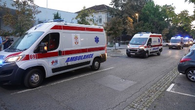 Sudar dva automobila kod "Franša", jedan uleteo na autobusku stanicu i kosio pešake (FOTO)