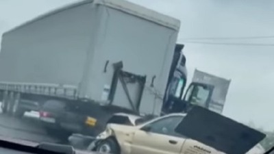 Sudarili se šleper i auto na ulazu u Umku (VIDEO)