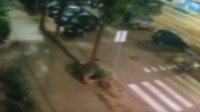 Momak vuče i šutira devojku na NBG (VIDEO)